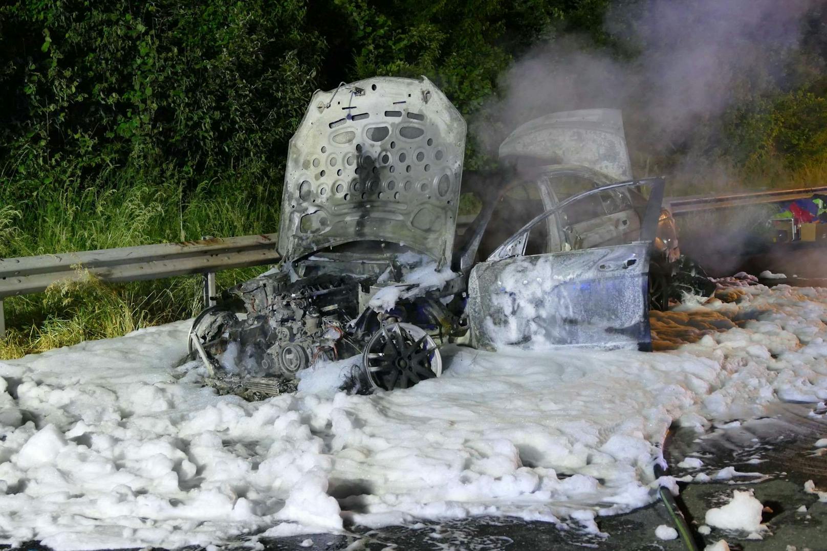 Die Einsatzkräfte wurden am Mittwoch gegen 22.30 Uhr zu einem Fahrzeugbrand auf der A1 in Fahrtrichtung Wien zwischen Ybbs und Pöchlarn gerufen.