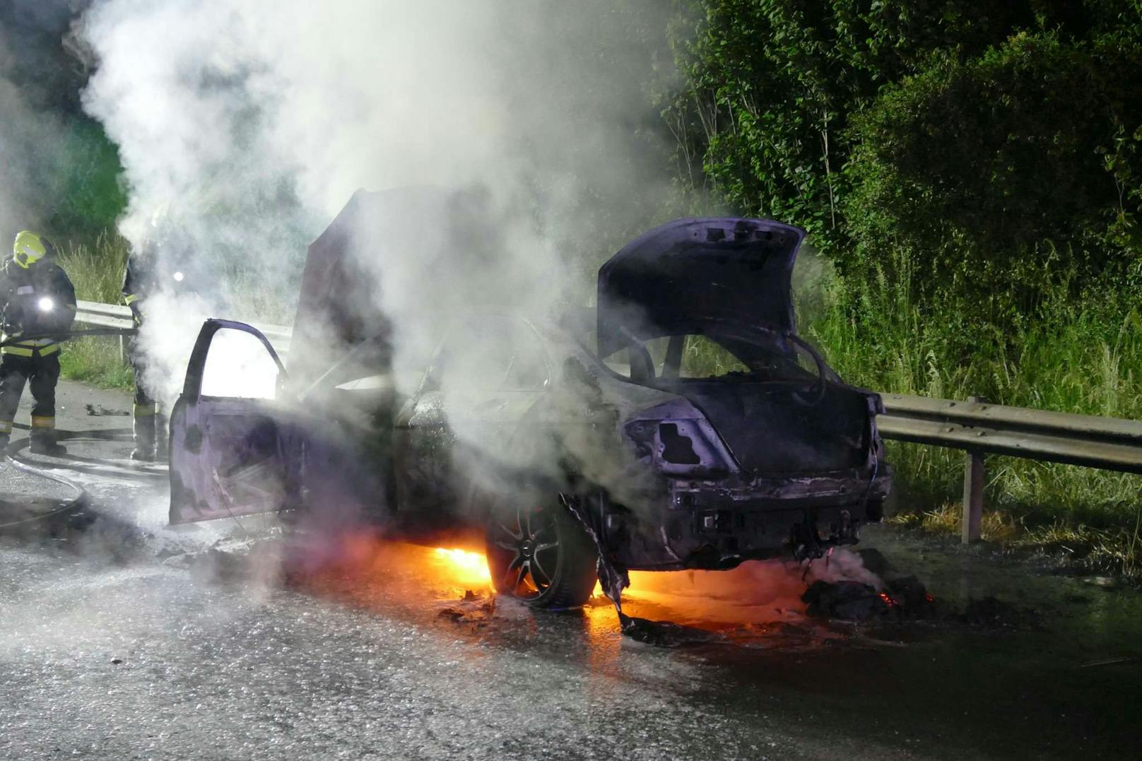 Die Einsatzkräfte wurden am Mittwoch gegen 22.30 Uhr zu einem Fahrzeugbrand auf der A1 in Fahrtrichtung Wien zwischen Ybbs und Pöchlarn gerufen.