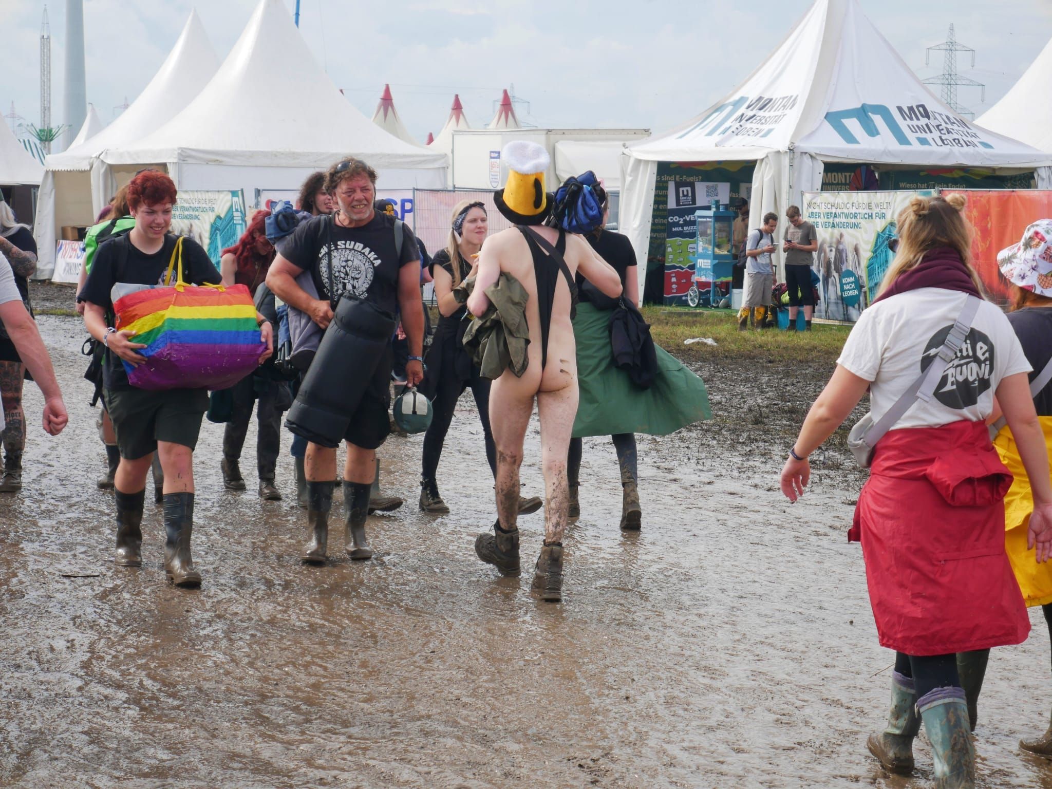 Auch ausgefallene Kleidung bzw. sehr reduzierte Bekleidung ist am Nova Rock zu sehen.