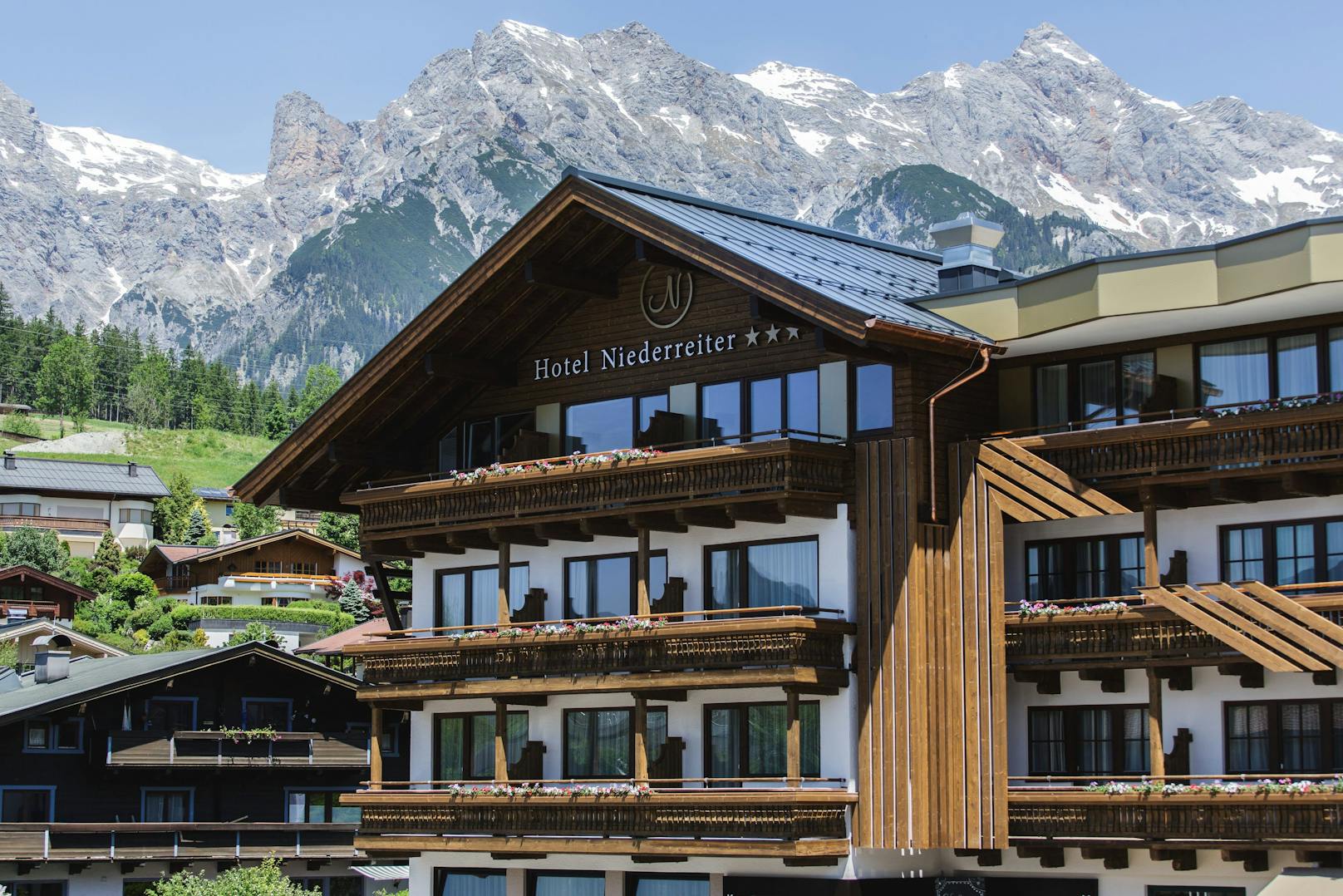 Am Fuße des Berges wartet das ***Superior Hotel Niederreiter.