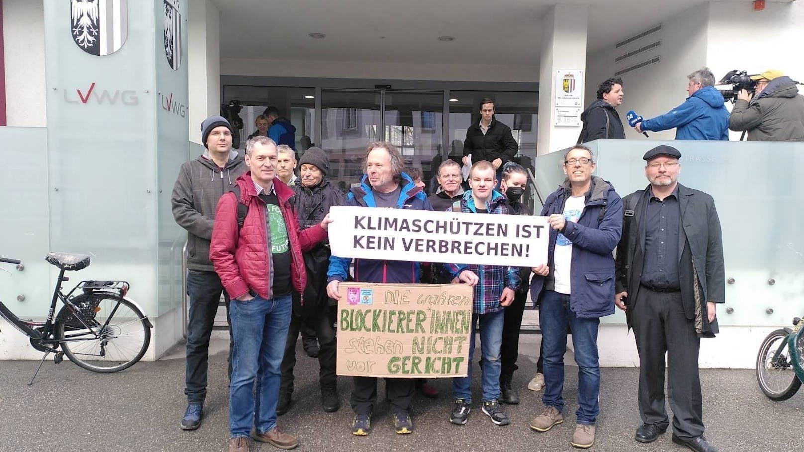 Die Klima-Aktivisten vor dem Linzer Verwaltungsgericht