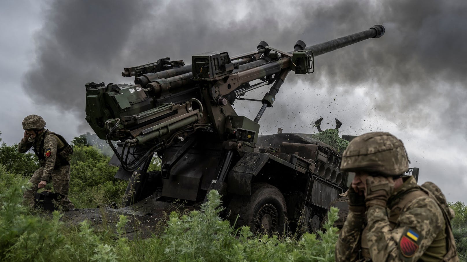 Die ukrainischen Streitkräfte griffen mit Granaten und Artillerie stundenlang die russischen Stellungen an.