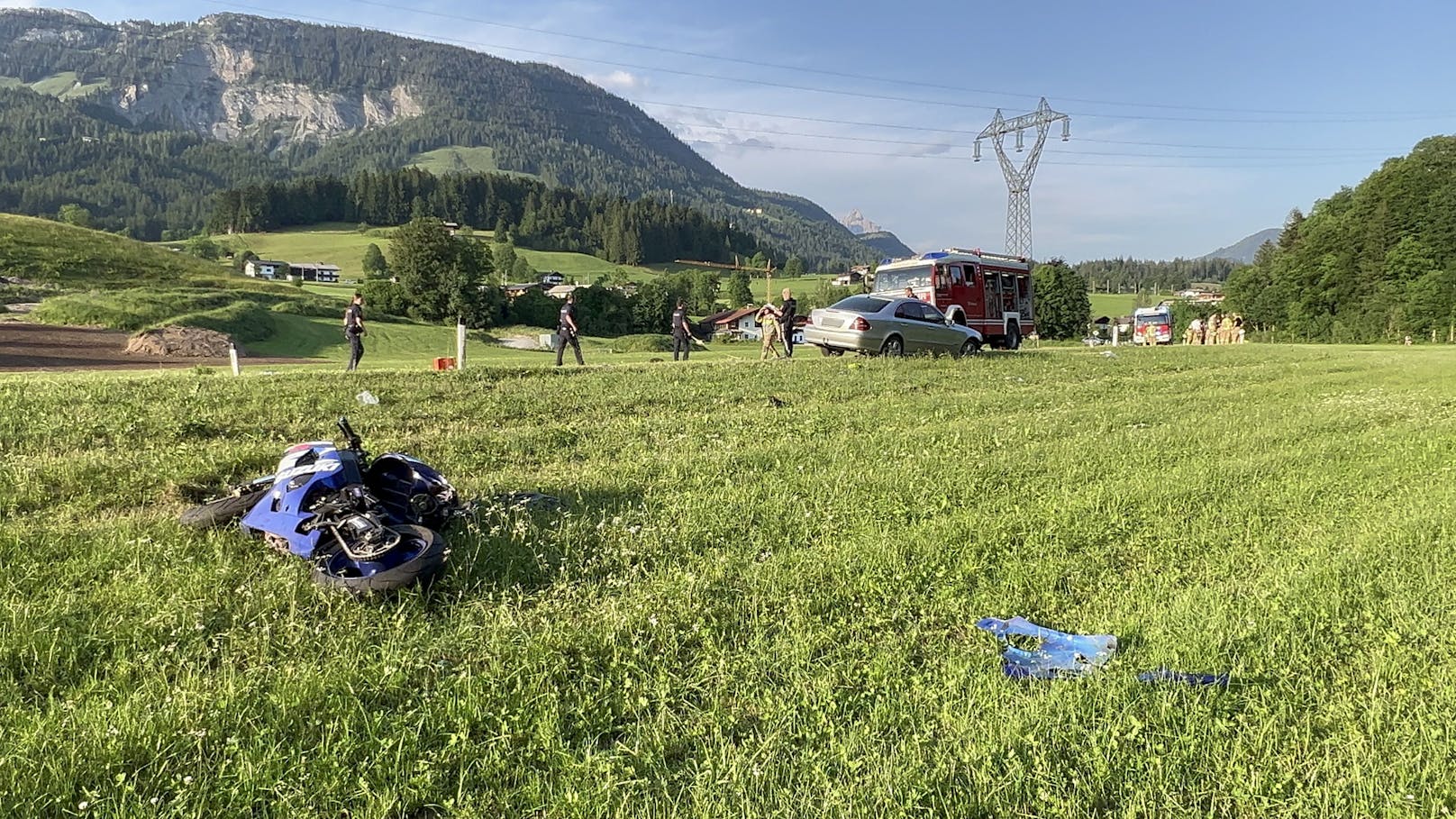 Tödlicher Motorradunfall in Fieberbrunn am 8. Juni 2023: ein 24-jähriger Biker hatte beim Überholen die Kontrolle verloren und kollidierte mit einem entgegenkommenden Pkw.