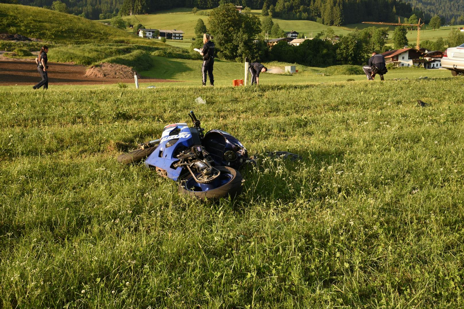 Tödlicher Motorradunfall in Fieberbrunn am 8. Juni 2023: ein 24-jähriger Biker hatte beim Überholen die Kontrolle verloren und kollidierte mit einem entgegenkommenden Pkw.