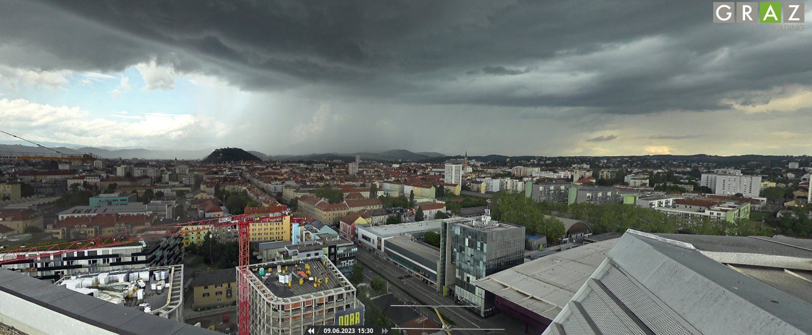 Starkes Gewitter über Graz – es hagelt in weiten Teilen Österreichs.