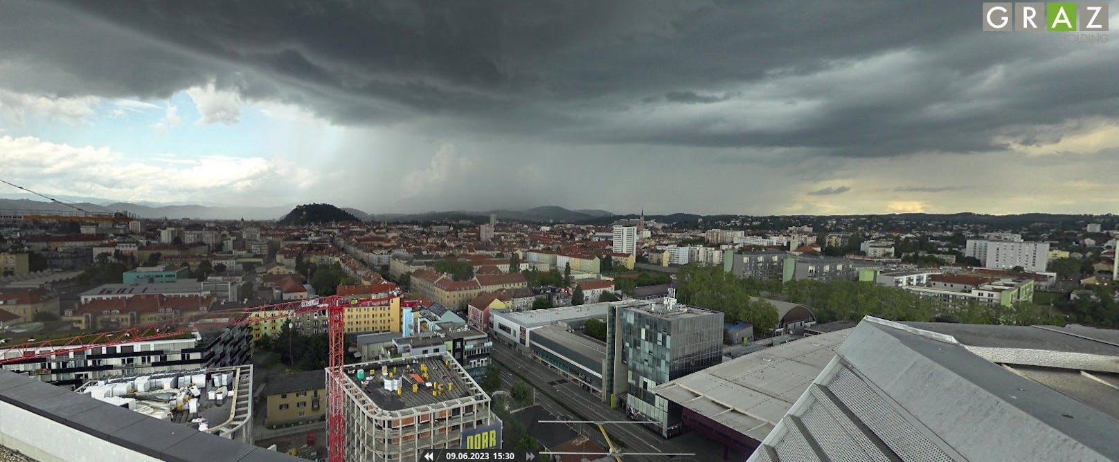 Starkes Gewitter über Graz – es hagelt in weiten Teilen Österreichs.