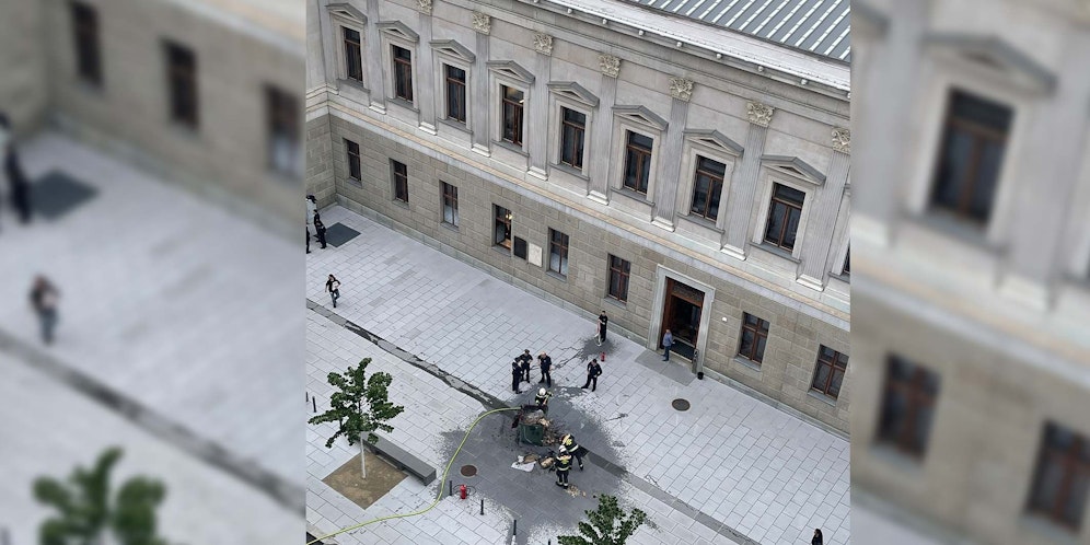 Im hinteren Bereich des Parlaments brannte ein Mülleimer.