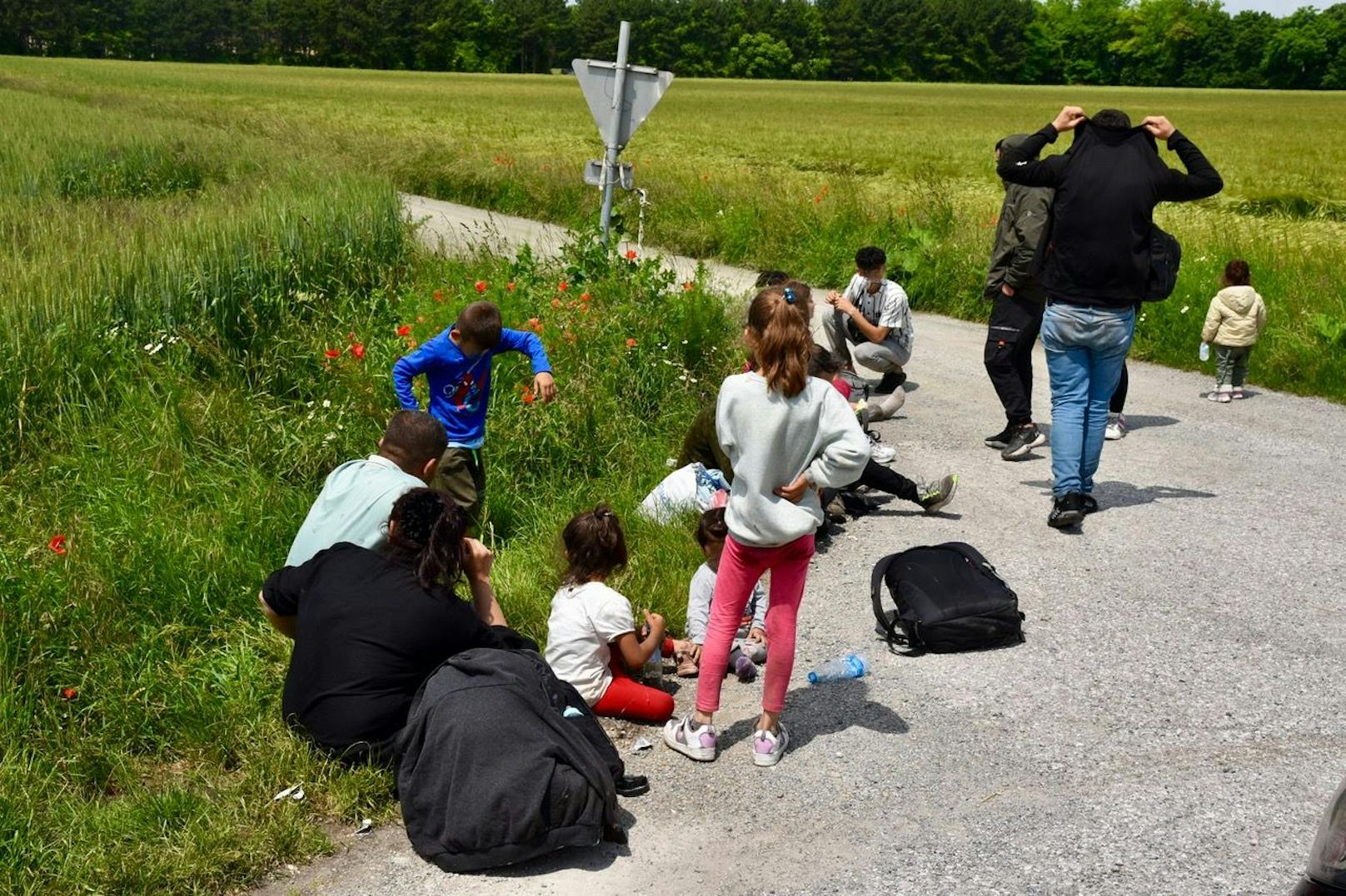 Gestrandet: 18 Flüchtlinge, darunter 9 Kinder, in Weigelsdorf