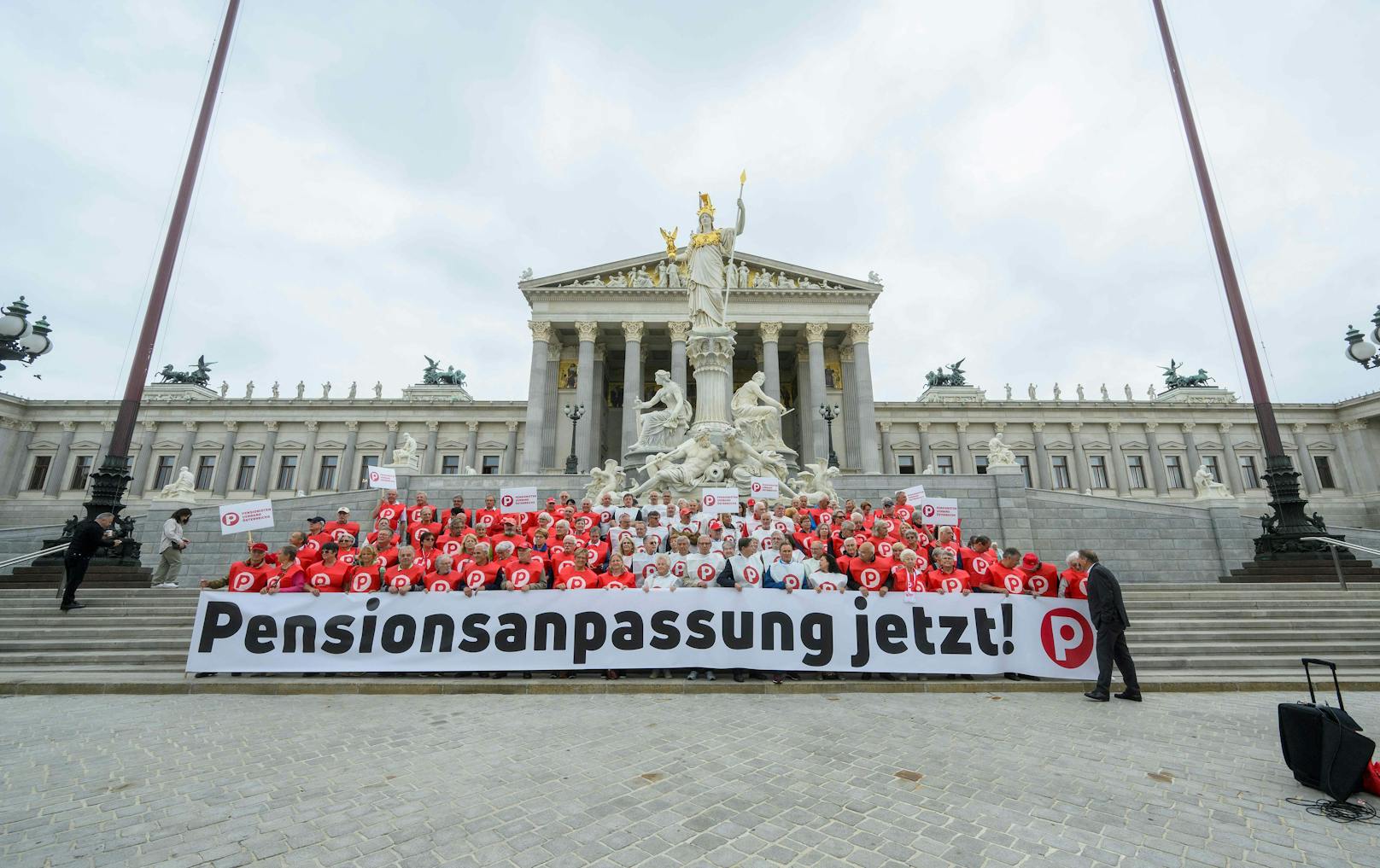 Am Freitag kam es zu einer Protestaktion des Pensionistenverbandes vor dem Parlament.