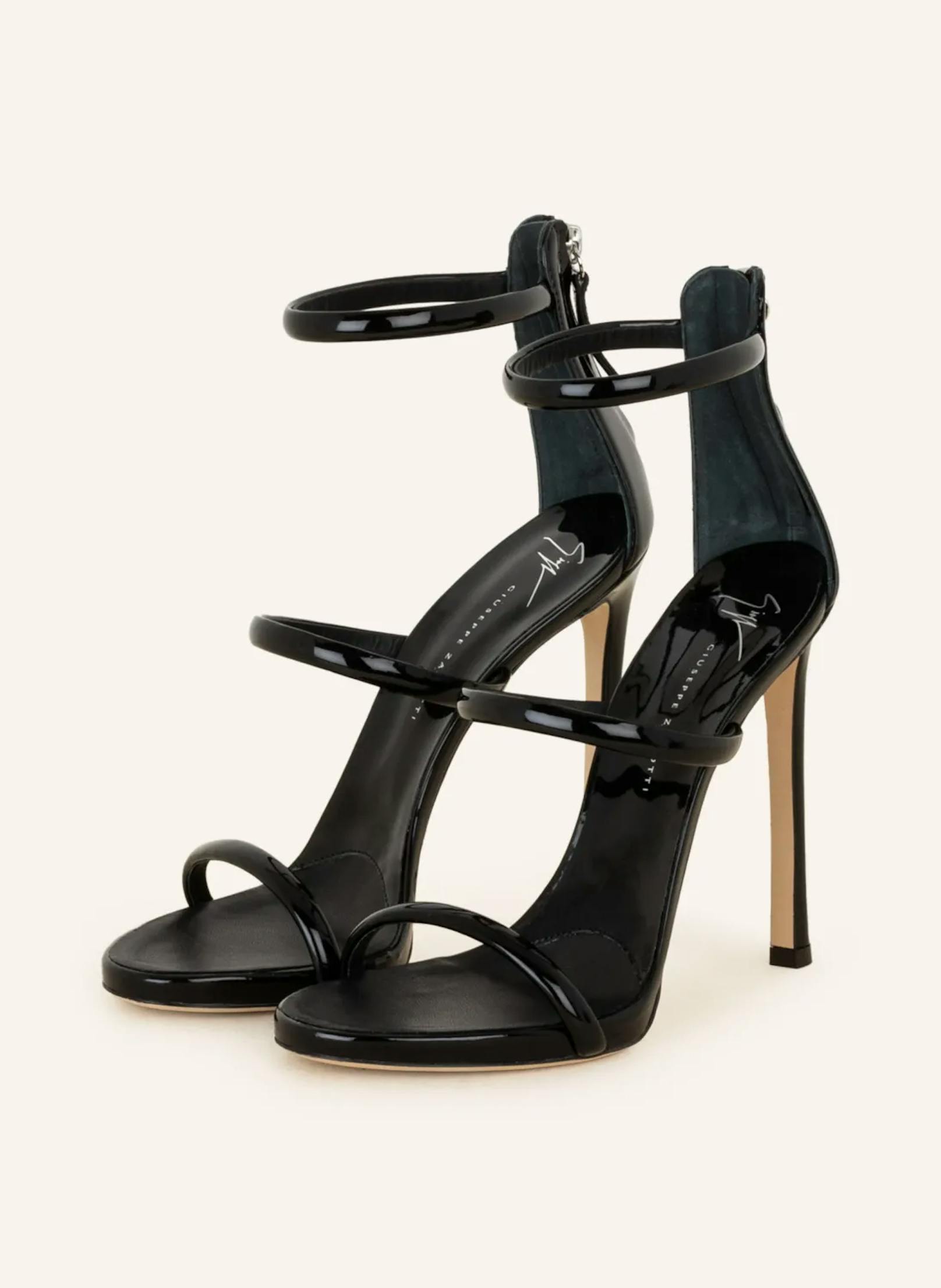 Der italienische Schuh-Designer Giuseppe Zanotti ist ebenfalls für seine luxuriösen und aufwendig verzierten Schuhkreationen bekannt. Internationale Stars wie etwa Bella Hadid sind besonders große Fans des Luxusdesigners.  