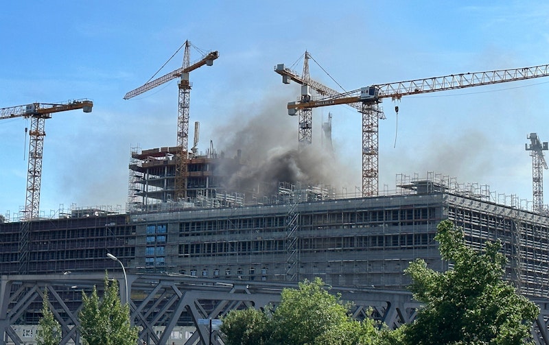 Ersten Meldungen zufolge sind auf einer Baustelle mehrere Gasflaschen explodiert.