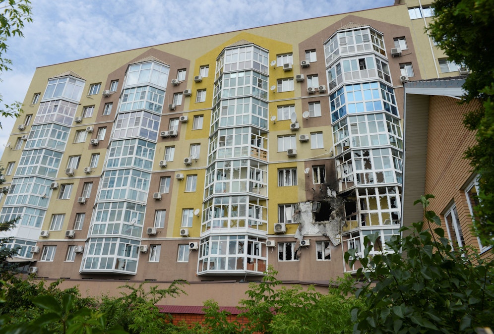 Auf Fotos war zu sehen, dass mehrere Wohnungen in den unteren Etagen des Hauses zerstört sind. 