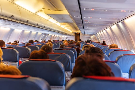 Weil eine 19 Jahre alte Frau im Flugzeug zwischen zwei Übergewichtigen sitzen musste, bat sie diskret um einen Sitzwechsel.  Nach der Landung wurde sie von ihrer adipösen Sitznachbarin als "fettphobisch" bezeichnet.