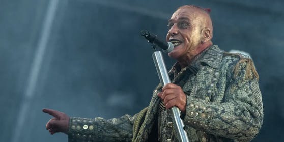 Rammstein-Sänger Till Lindemann sieht sich mit enormen Anschuldigungen konfrontiert.