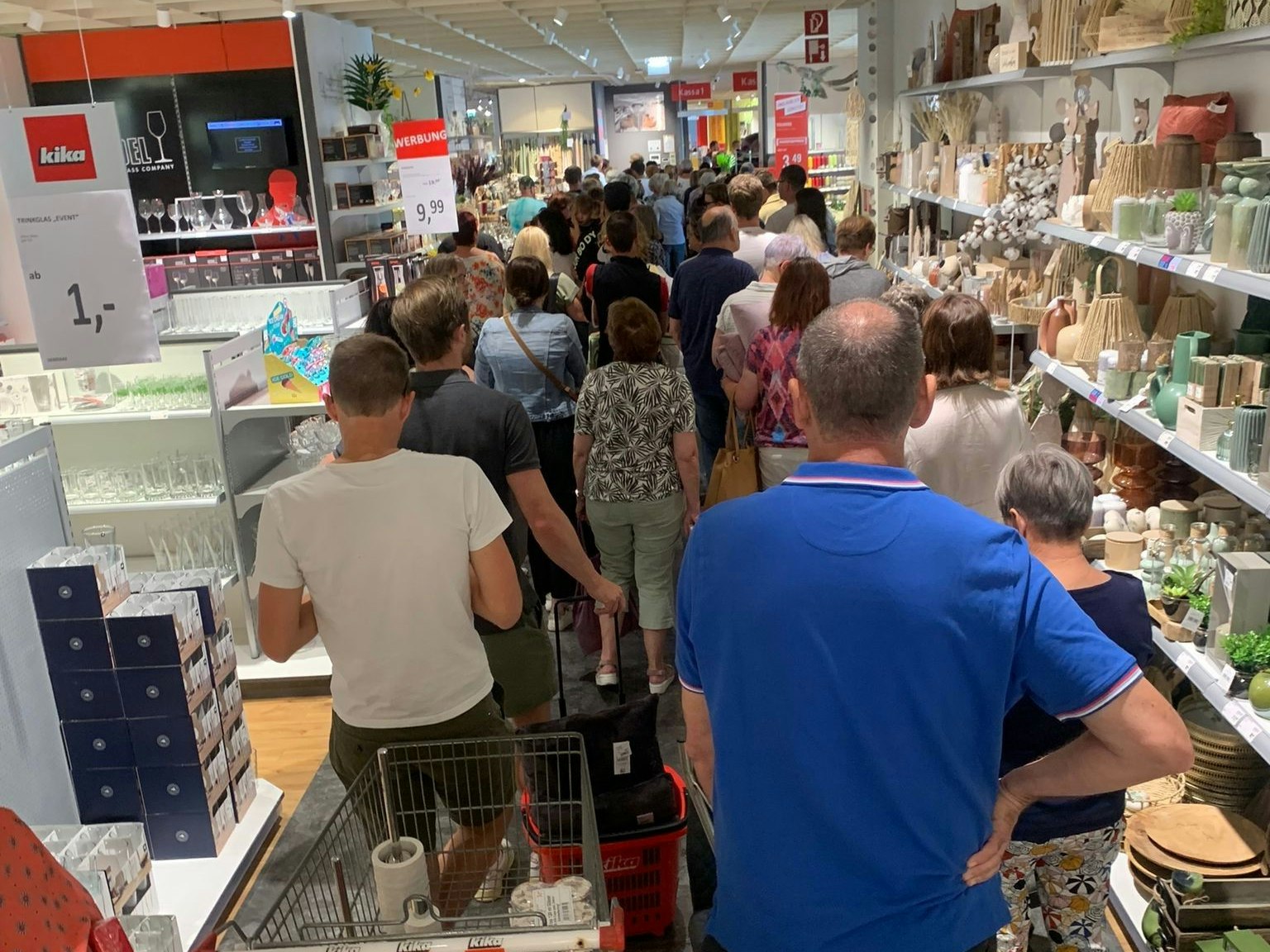 Mega-Ansturm auf kika-Filiale in Wörgl. Sie soll Ende Juli geschlossen werden, der Abverkauf läuft.