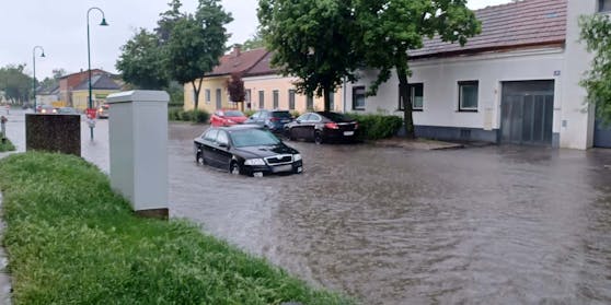 Der Regen hinterlässt auch in Groß-Enzersdorf (NÖ) große Spuren.