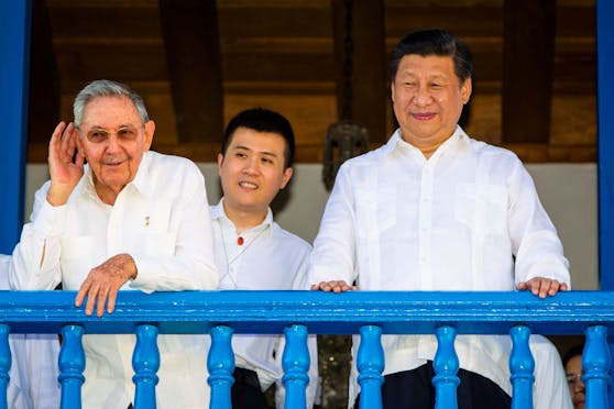 Im Bild der chinesische Präsident Xi Jinping bei einem Besuch in Kuba mit Diaz Canels Vorgänger Raul Castro.