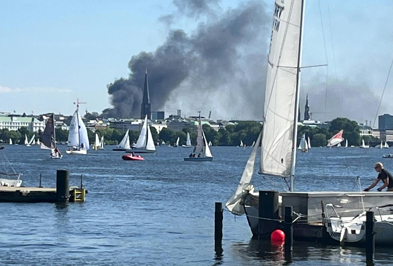 Explosion in Hamburg – die schwarze Rauchsäule ist von Weitem sichtbar.