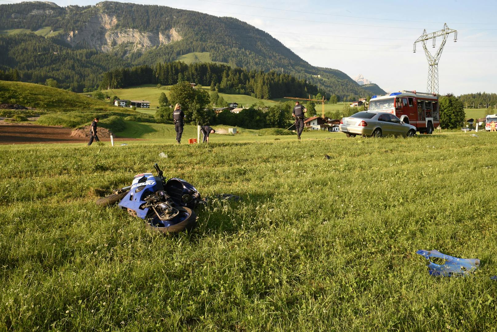 Tödlicher Motorradunfall in Fieberbrunn am 8. Juni 2023: ein 24-jähriger Biker hatte beim Überholen die Kontrolle verloren und kollidierte mit einem entgegenkommenden Pkw.