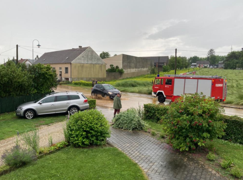 Unwetter Siebenhirten: Binnen Minuten waren die Straßen überflutet