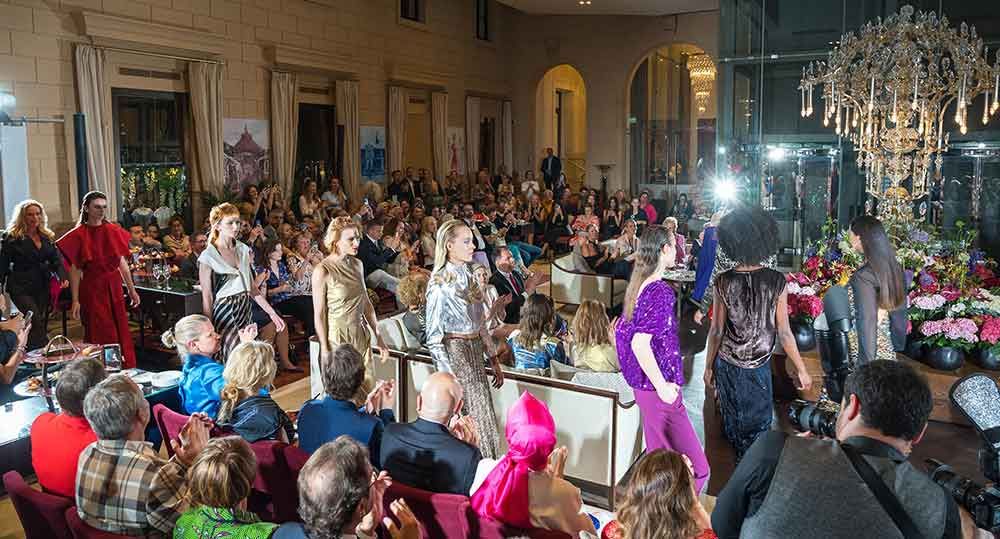 Kulisse war die imposante Lobby des Hotel Palais Hansen Kempinski Vienna an der Ringstraße.