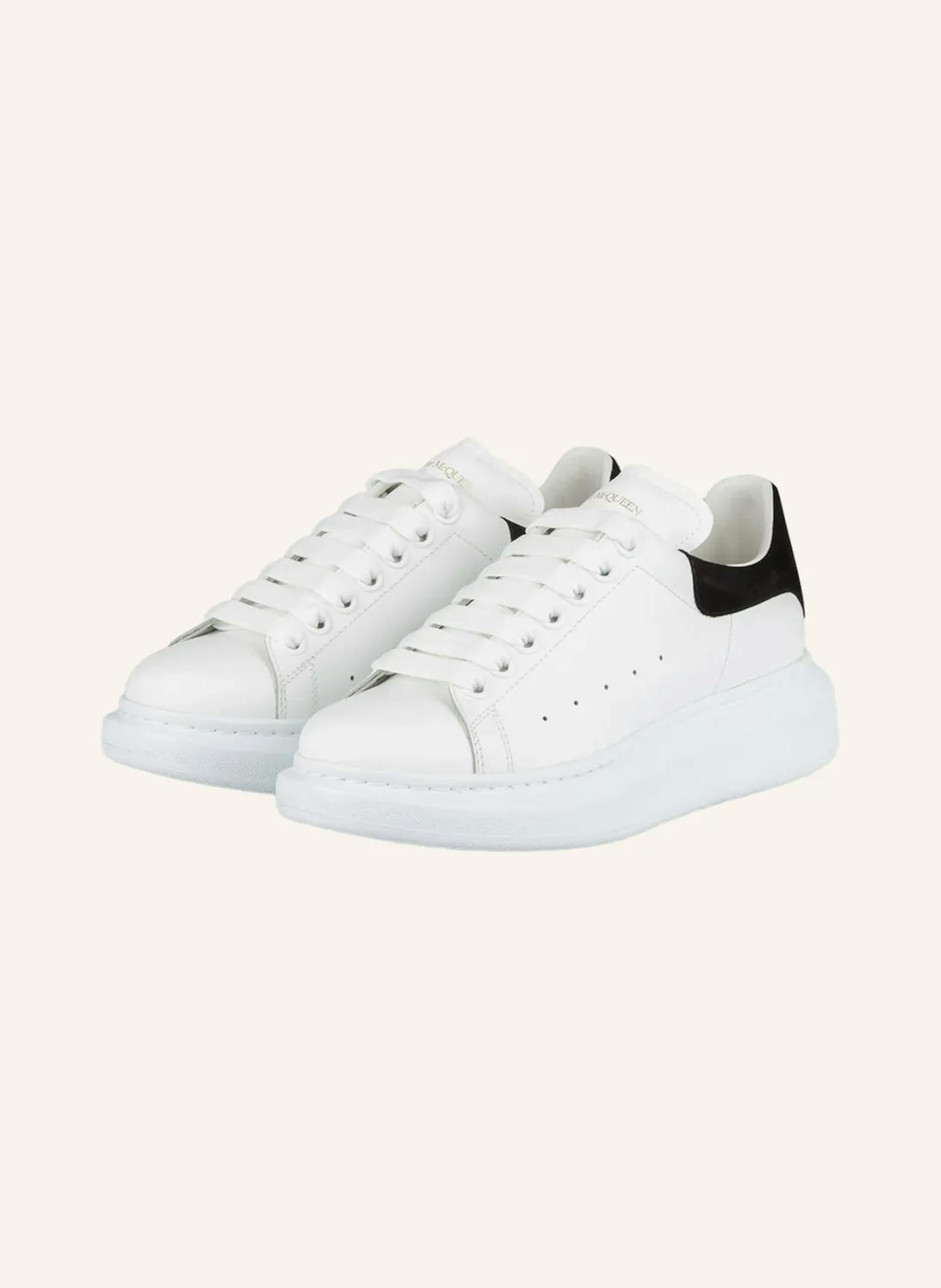 Auch komfortable Sneaker fallen in die Kategorie Luxusschuhe hinein. Die Beliebtheit von Alexander McQueens Plateau-Sneaker inspirierte zum Beispiel andere Marken dazu die Designerschuhe zu replizieren. 