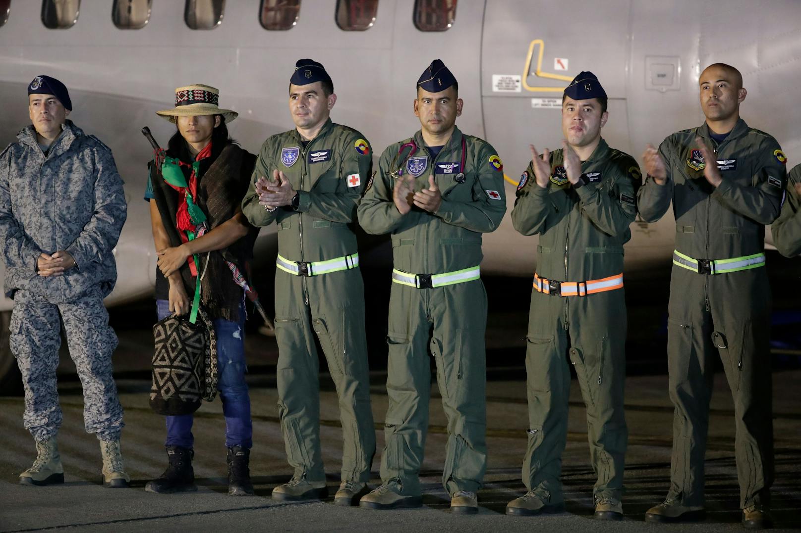 Offiziere der Luftwaffe applaudieren bei der Ankunft der vermissten Kinder.