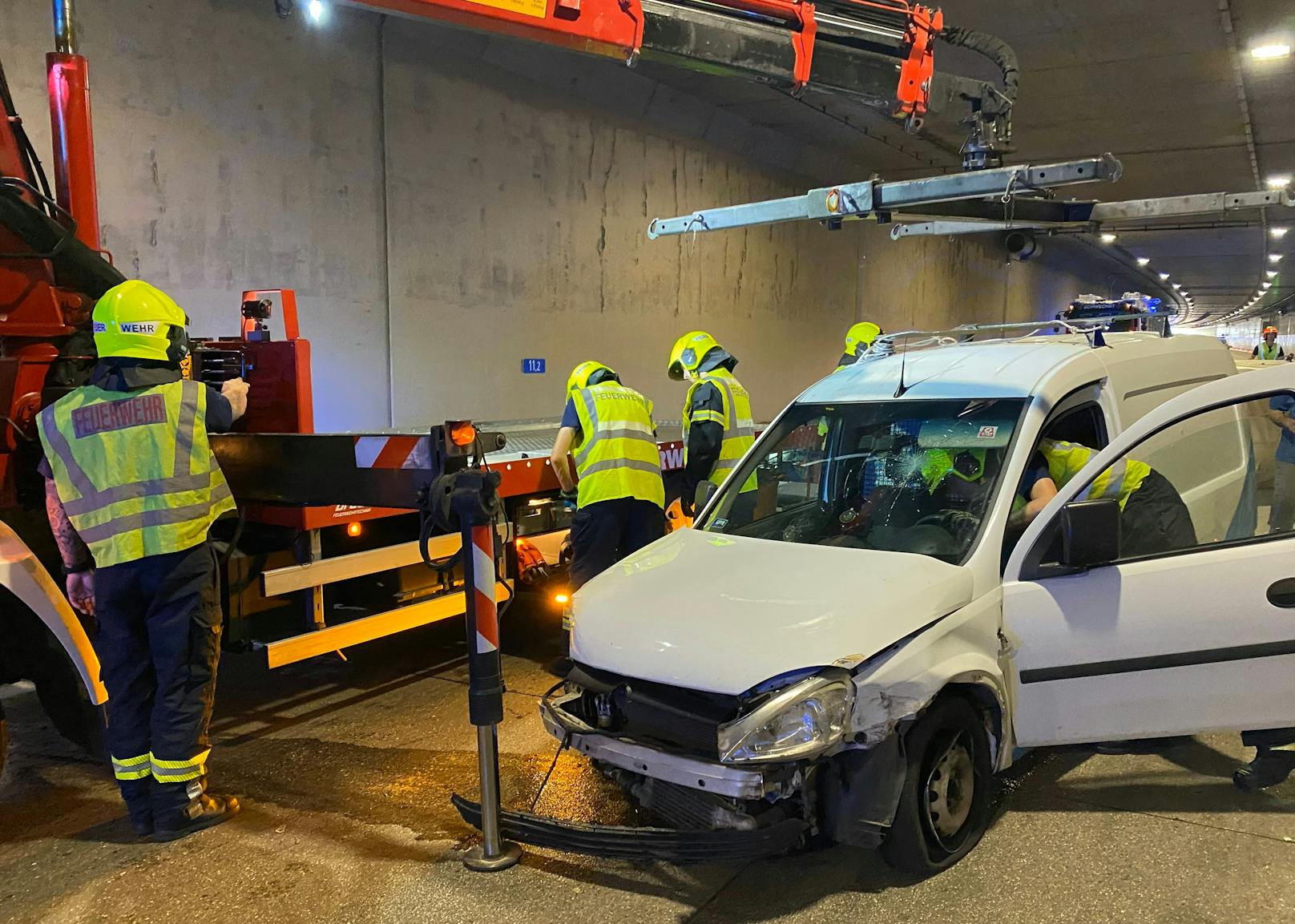 Zum bereits 21. Einsatz in dieser Woche wurde am Samstagvormittag die Freiwillige Feuerwehr Schwechat auf die S1 in den Tunnel Rannersdorf alarmiert.&nbsp;