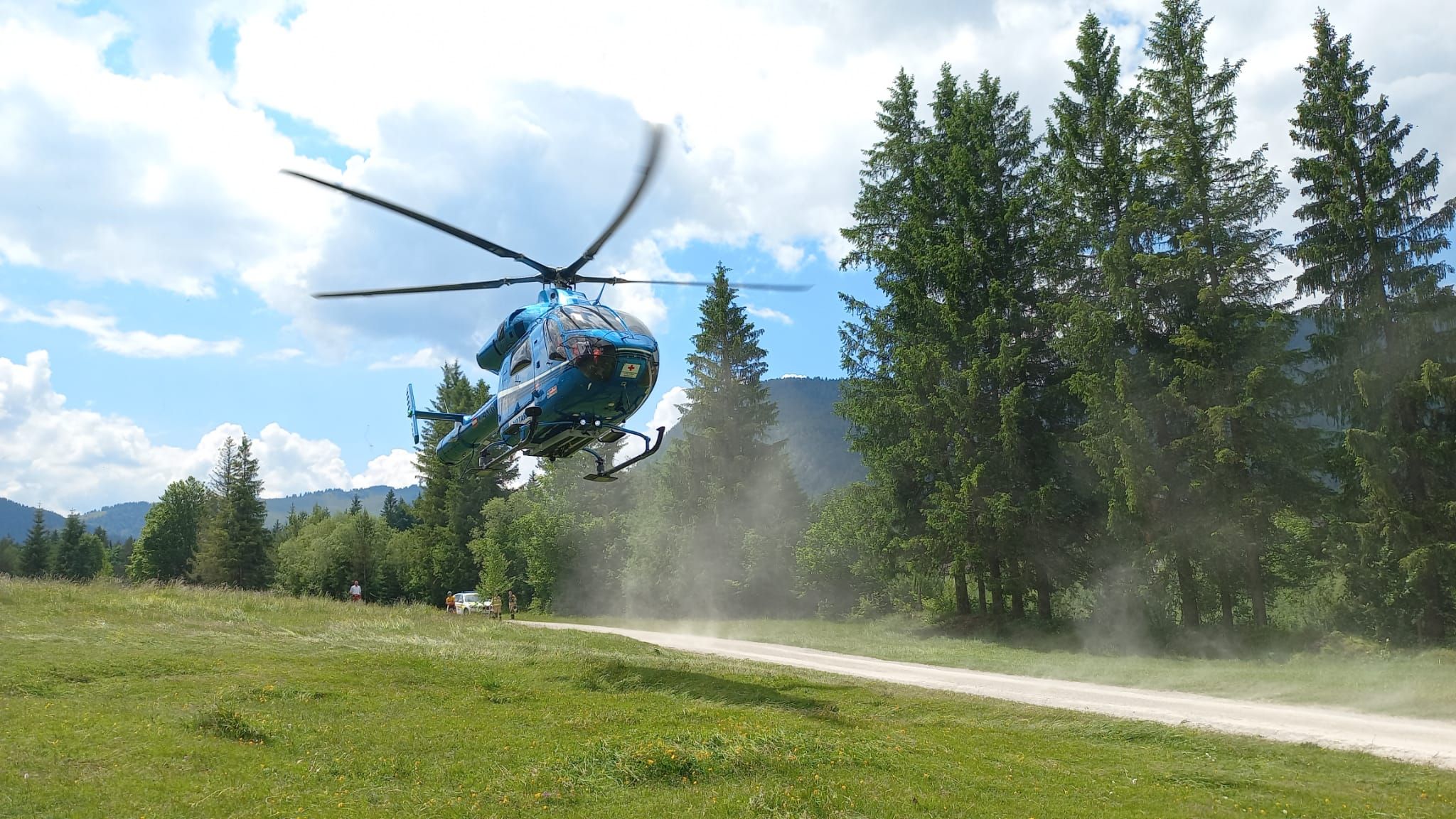 Der Mann wurde mit dem Notarzthubschrauber ins Spital nach Salzburg geflogen.
