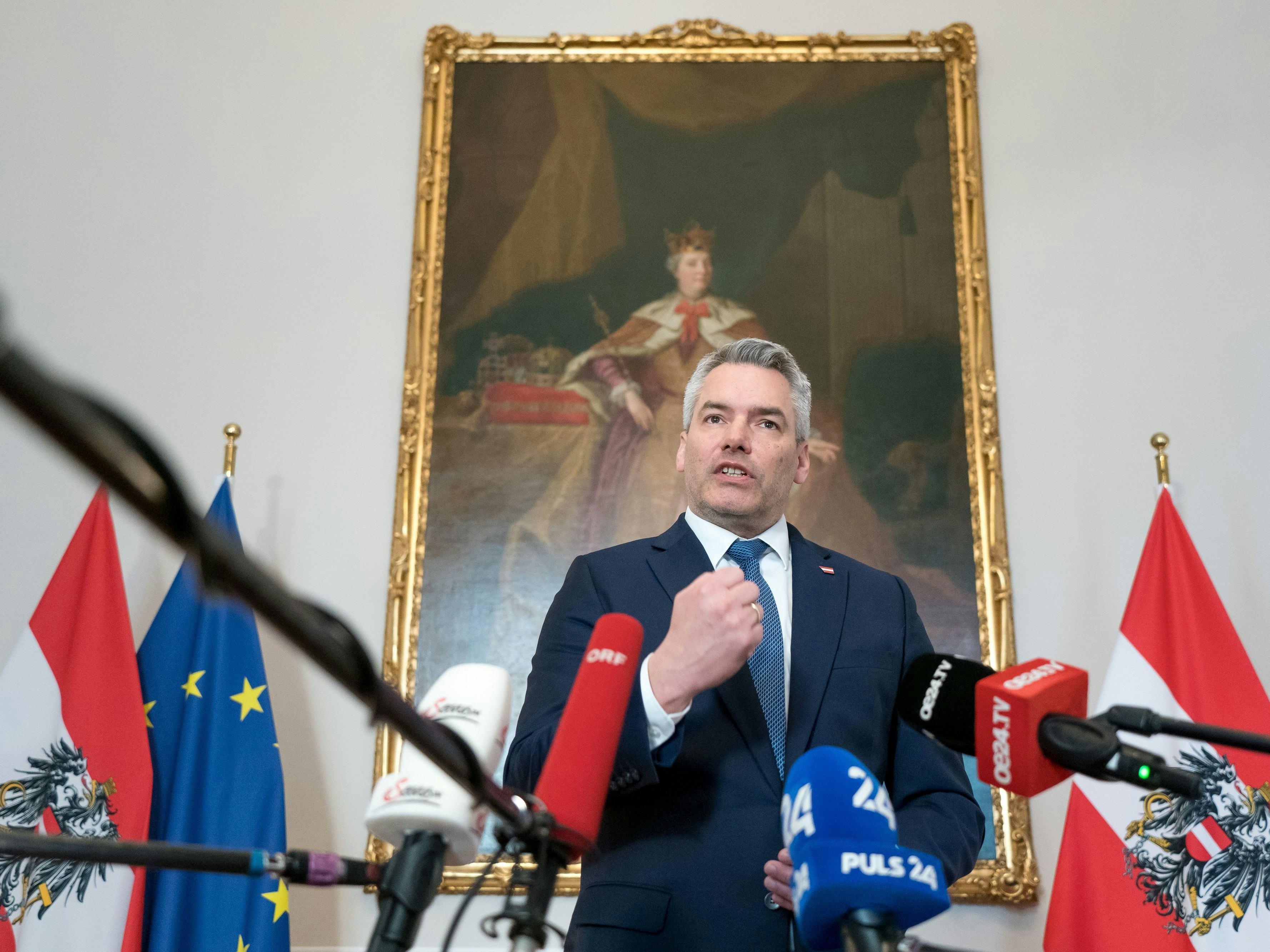 Bundeskanzler Karl Nehammer bei einem Presseauftritt im Bundeskanzleramt (Archivbild).