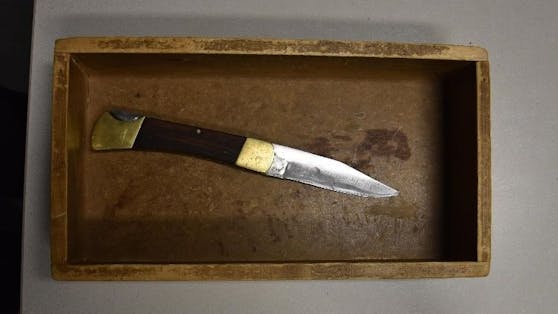 Mit diesem Messer soll der 51-Jährige den Lokalbesitzer bedroht haben.