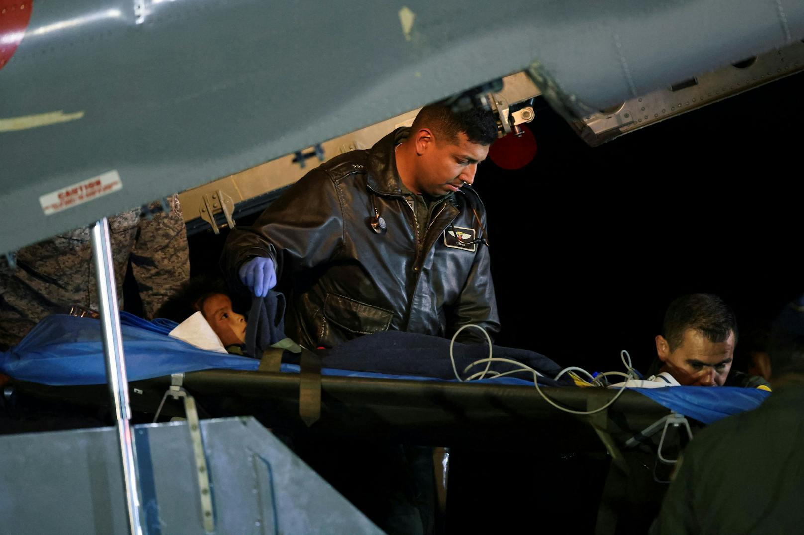 Die geretteten Minderjährigen wurden zuerst mit einem Hubschrauber der kolumbianischen Luftwaffe und dann mit einem Ambulanzflugzeug transportiert.