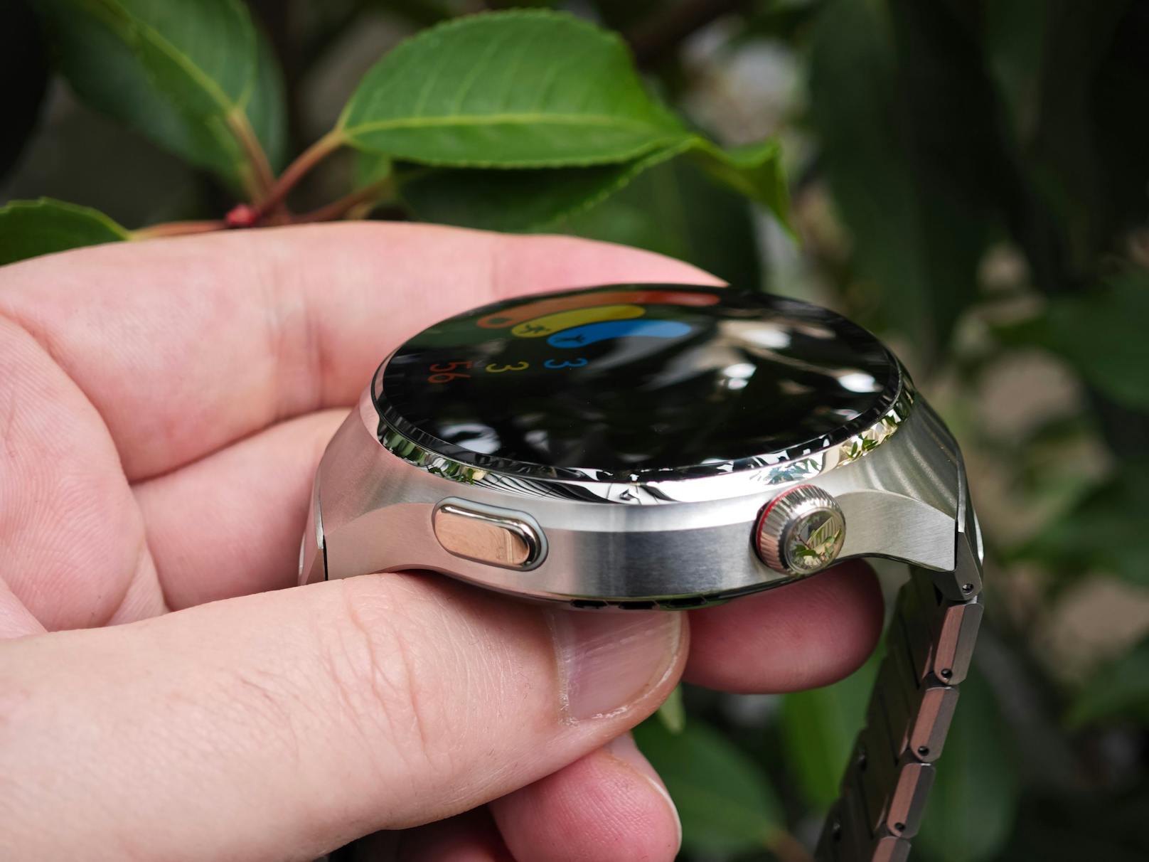 Ansonsten gleichen sich die beiden Modelle. Die Huawei Watch 4 Pro besitzt nun neu ein 48 Millimeter großes Titangehäuse, mit Materialien, die laut Huawei auch in der...