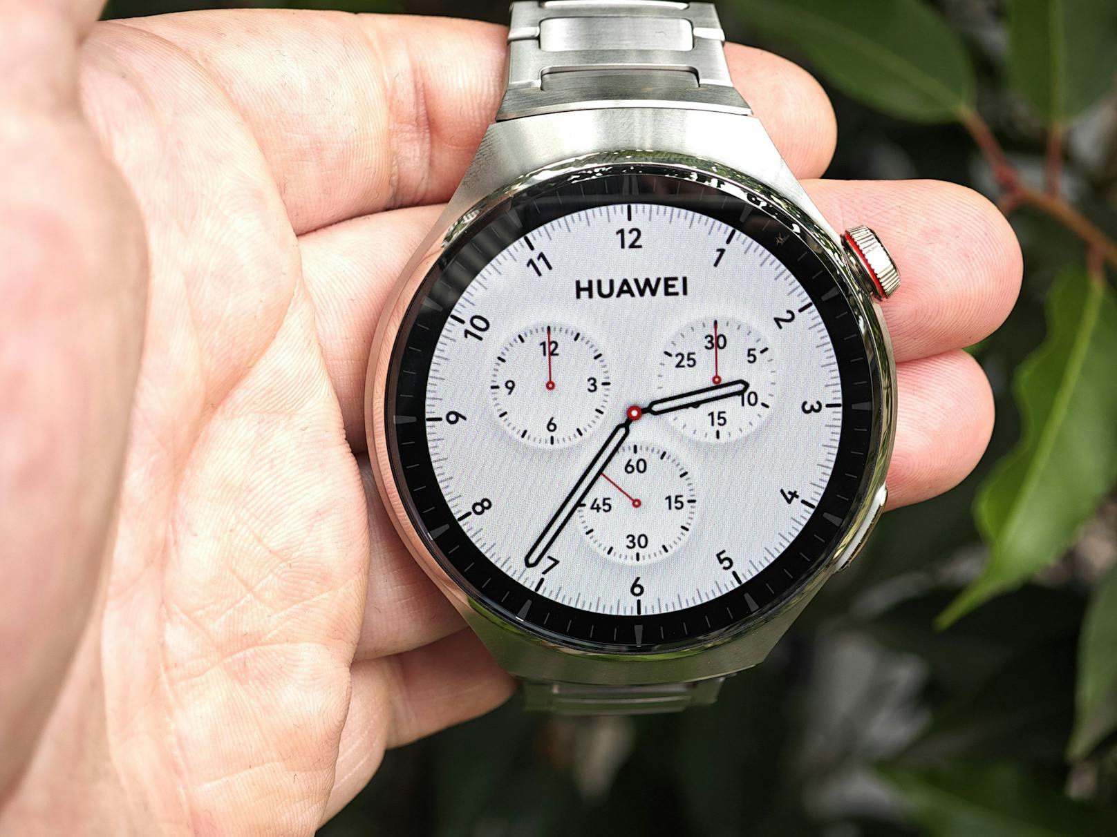 ...der noch weit teureren <a data-li-document-ref="100259685" href="https://www.heute.at/s/huawei-watch-ultimate-im-test-die-tech-rolex-100259685">Huawei Watch Ultimate</a> vorbehalten. So fällt das neue Uhren-Modell auch mit 65 Gramm deutlich leichter aus.
