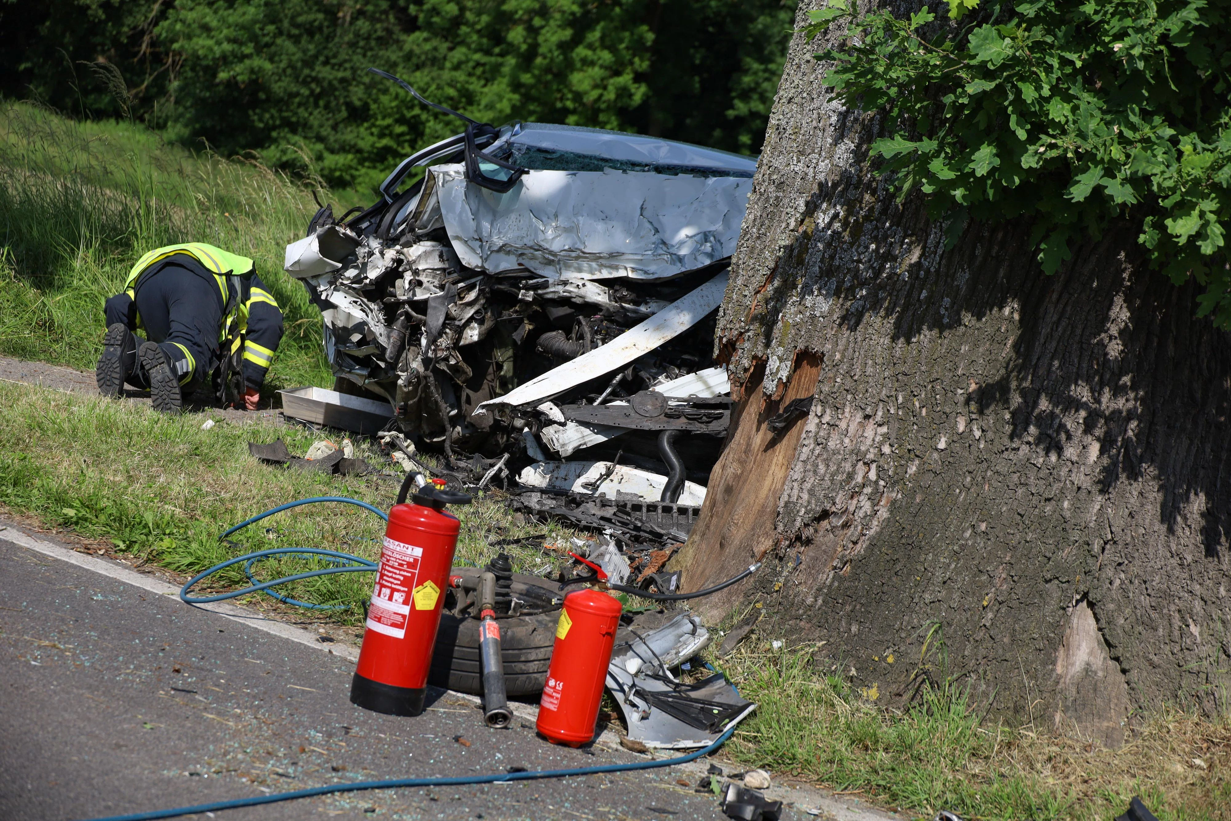 Der Fahrzeuglenker starb noch an der Unfallstelle.