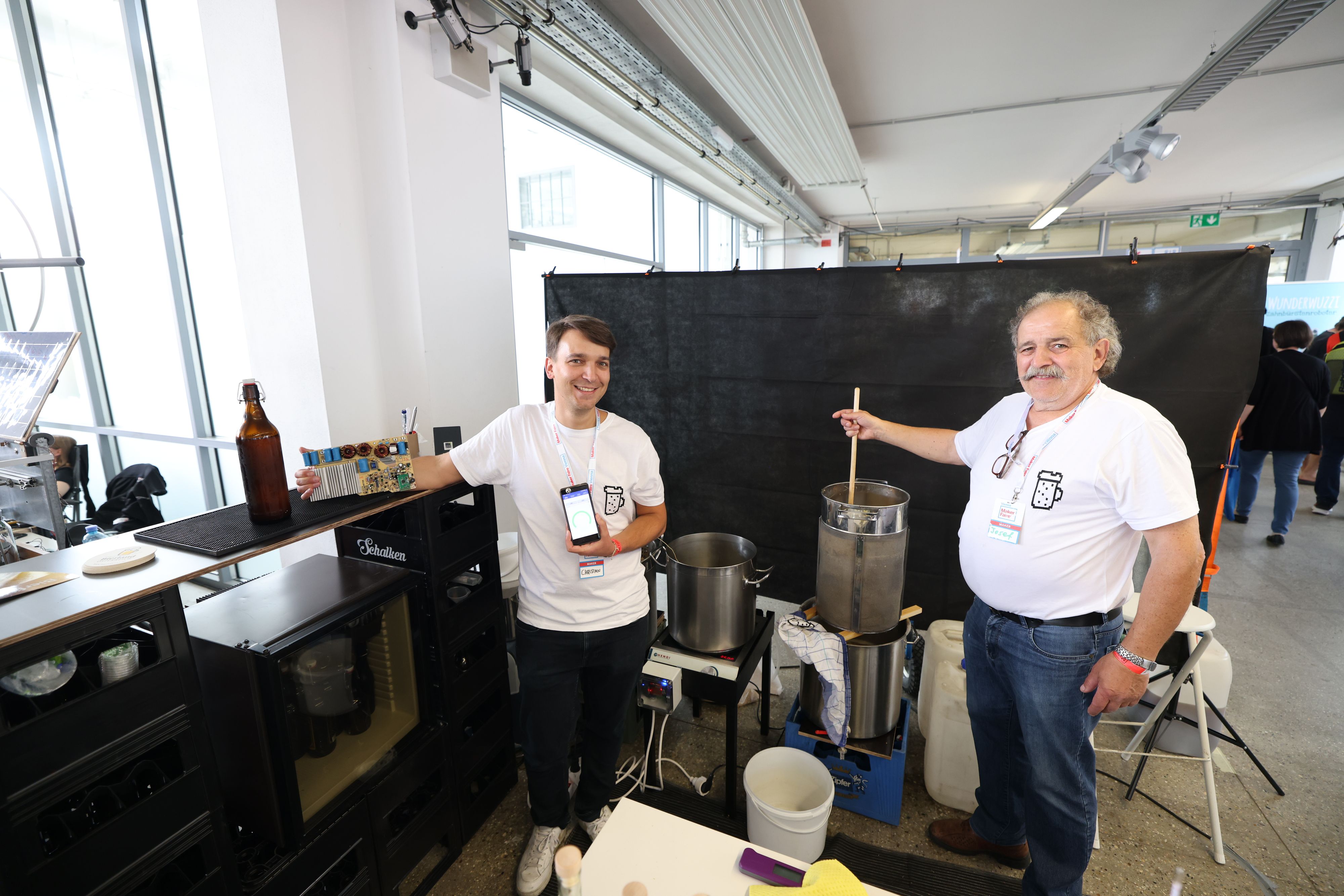 Elektronik- und Softwareentwickler Christian Hirsch (li.) mit Vater und Biersommelier Josef Hirsch auf der Maker Faire in der Donaustadt, auf der sie ihr Produkt vorgestellt haben.