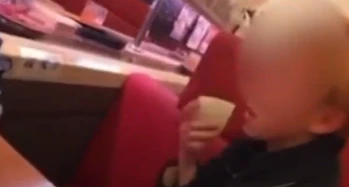 Ein Jugendlicher in Japan sieht sich mit einer hohen Geldklage konfrontiert.  Zuvor sorgte der Student mit einem Video, in dem er Sushi ableckt, für Furore.