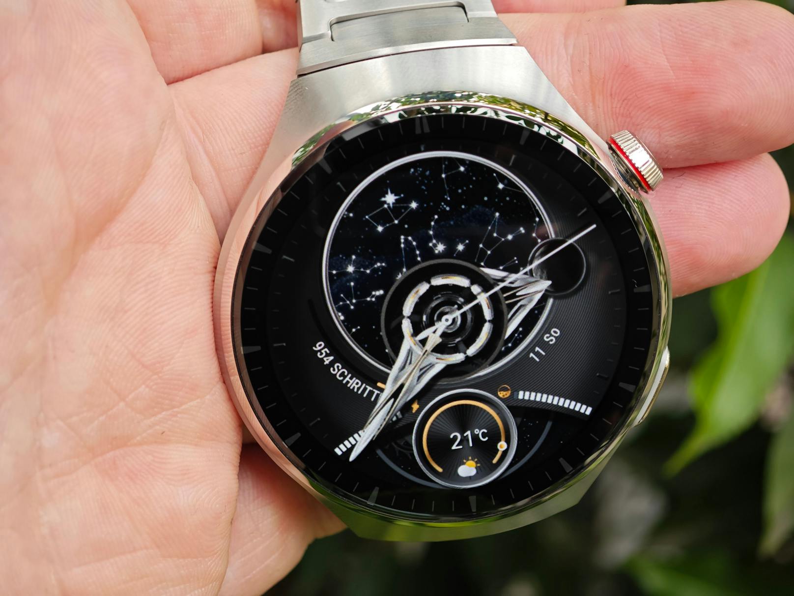 Die Huawei Watch 4 Pro ist sowohl bei Design und Verarbeitung, als auch beim Umfang der Funktionen die bisher schönste und leistungsfähigste Smartwatch...