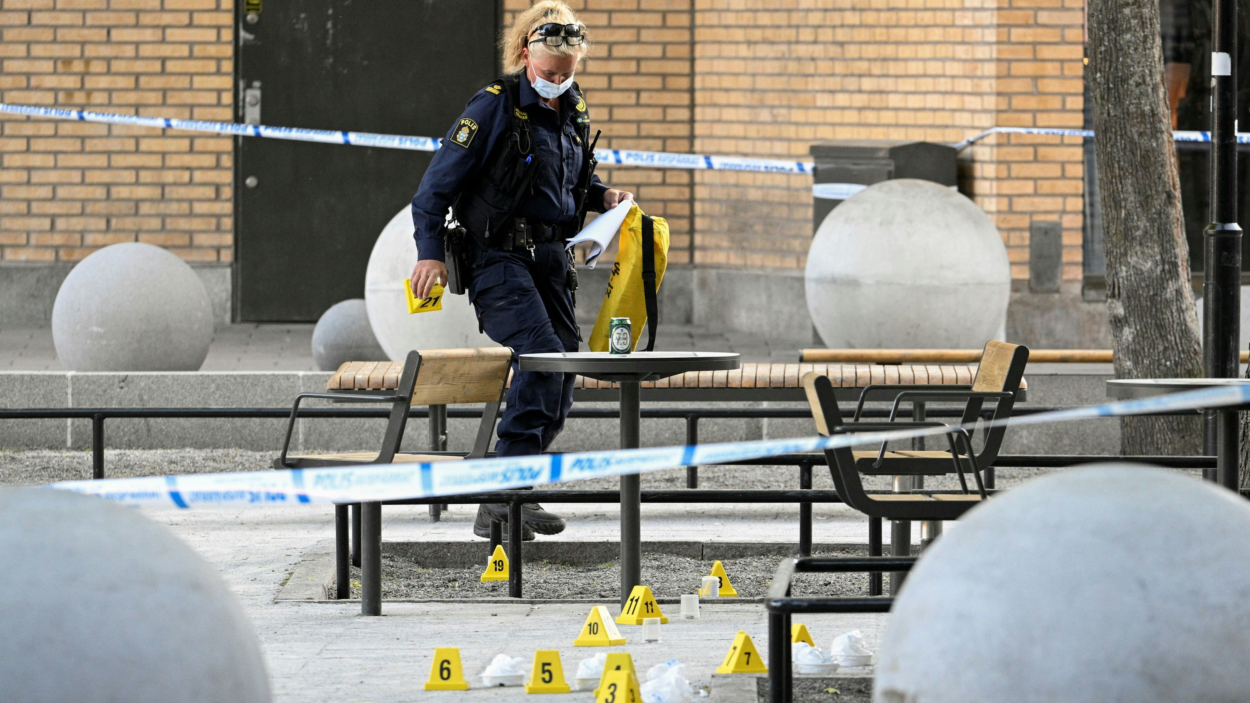 Polizeibeamte arbeiten nach einer Schießerei in Farsta im Süden Stockholms an einer Baustelle.