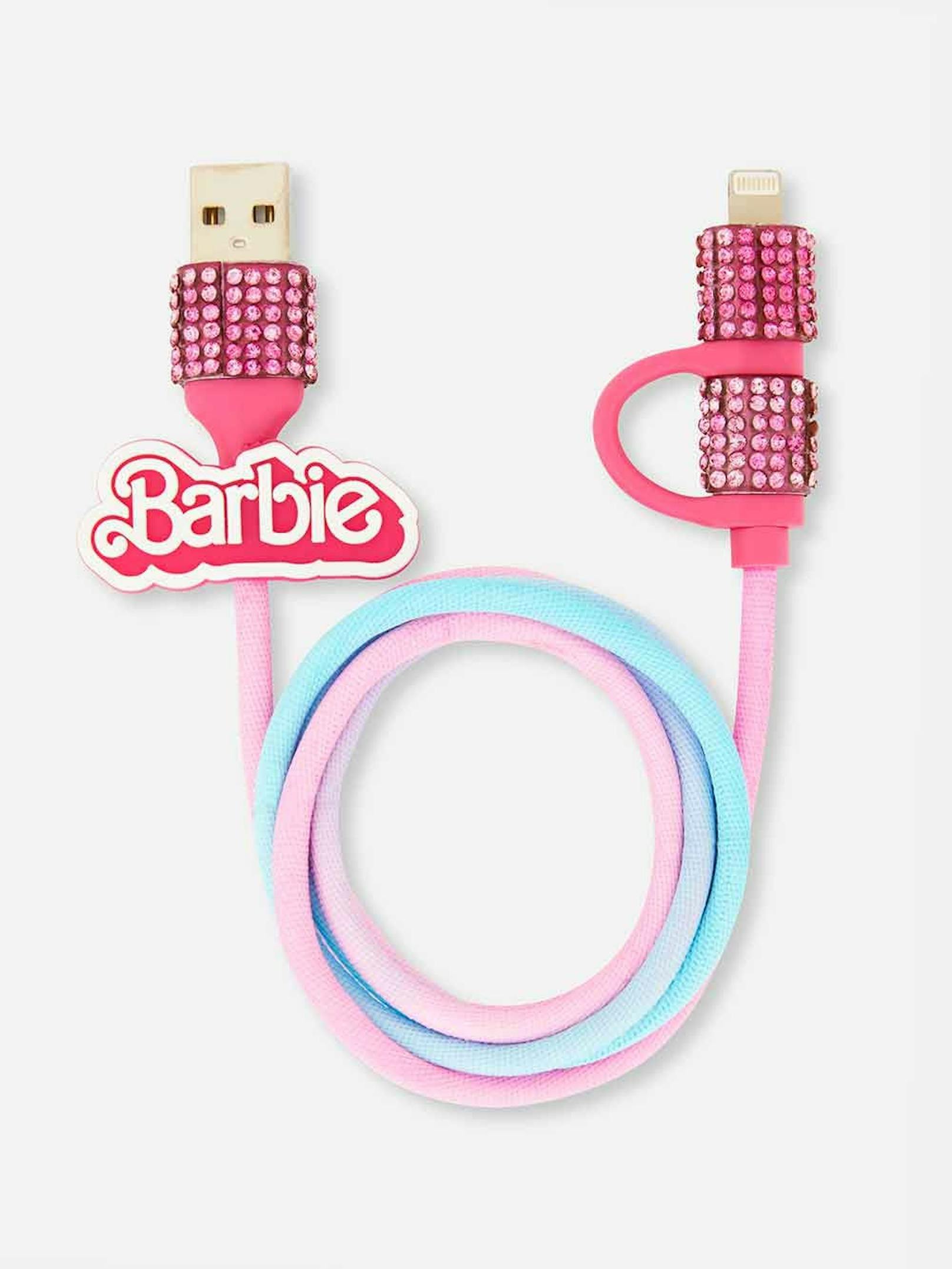 Sogar das Ladekabel wird quietschrosa und mit Kristallen besetzt Dank Primark und seiner Merchandise-Kollektion für "<a data-li-document-ref="100275744" href="https://www.heute.at/g/-100275744">Barbie</a> - The Movie".
