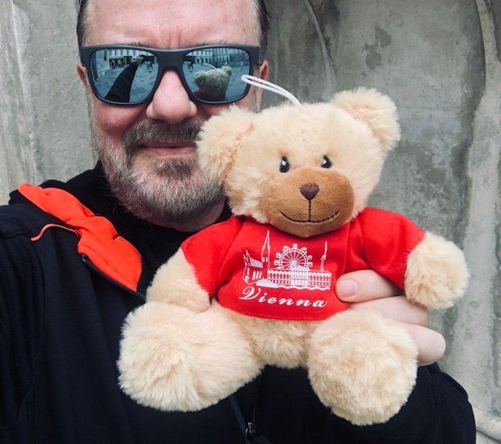 Der britische Comedian Ricky Gervais versteckte einen Teddy für seine Fans.
