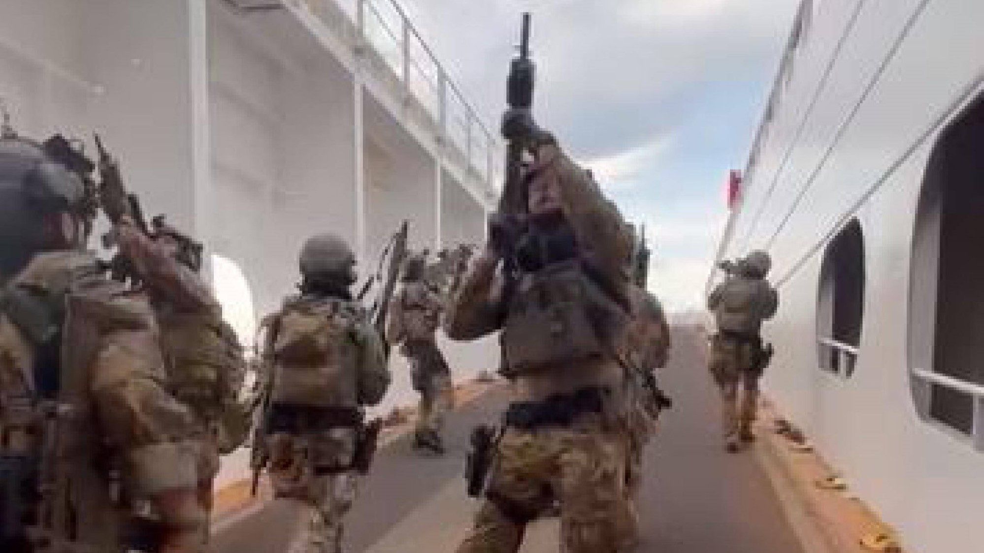 Die italienische Marine befreite den Frachter Galata Seaways vor der Küste Neapels, dessen Besatzung von mit Messern bewaffneten Migranten überwältigt wurde.