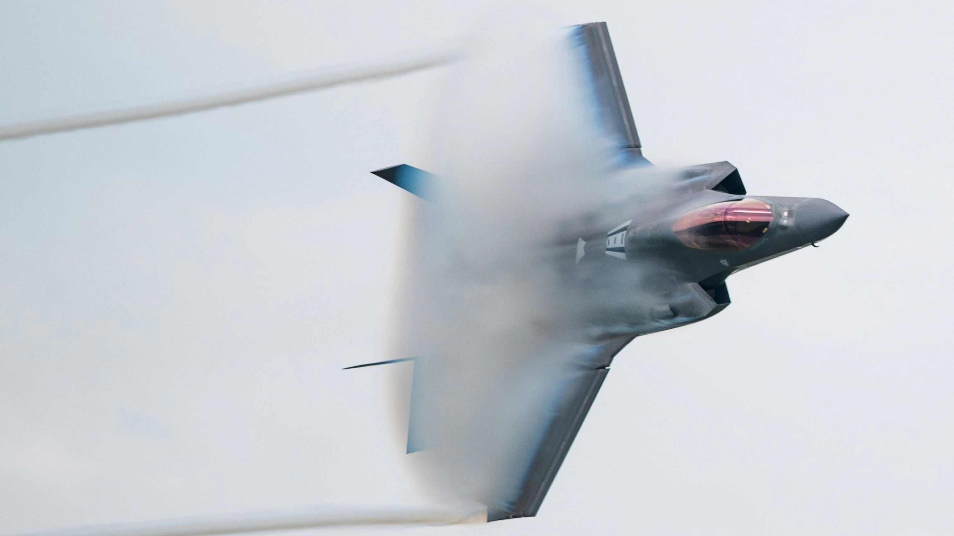Ein F-35-Kampfpilot bei einer Show in Kanada