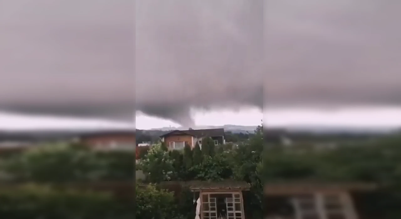 Heute.at - Tornado-Alarm! Video zeigt heftigen Sturm in Weinburg
