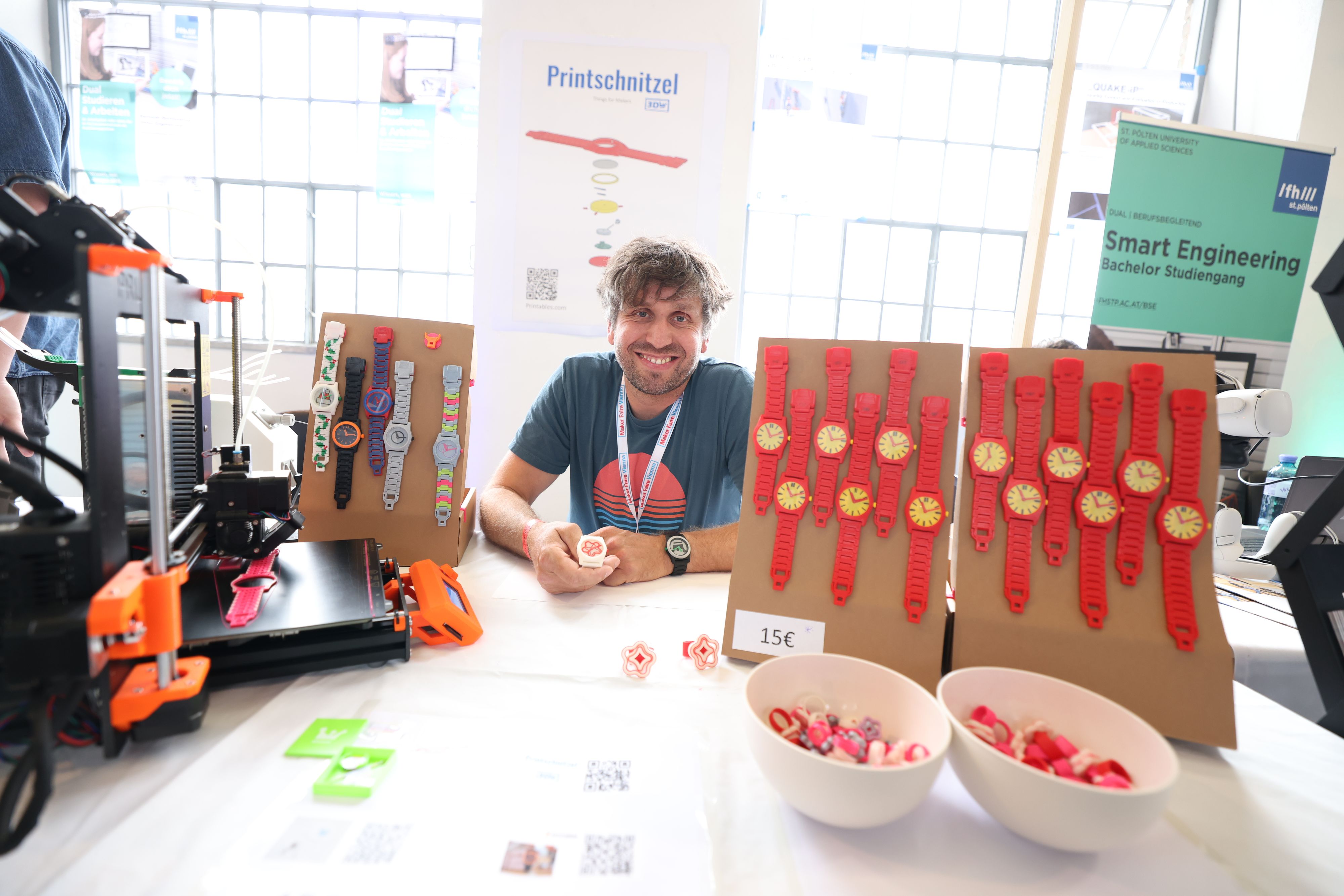 Richard Wachter (44) mit seinen Schätzen: In seinem Keller bastelt der Maschinenbauer an Produkten aus dem 3D-Drucker.