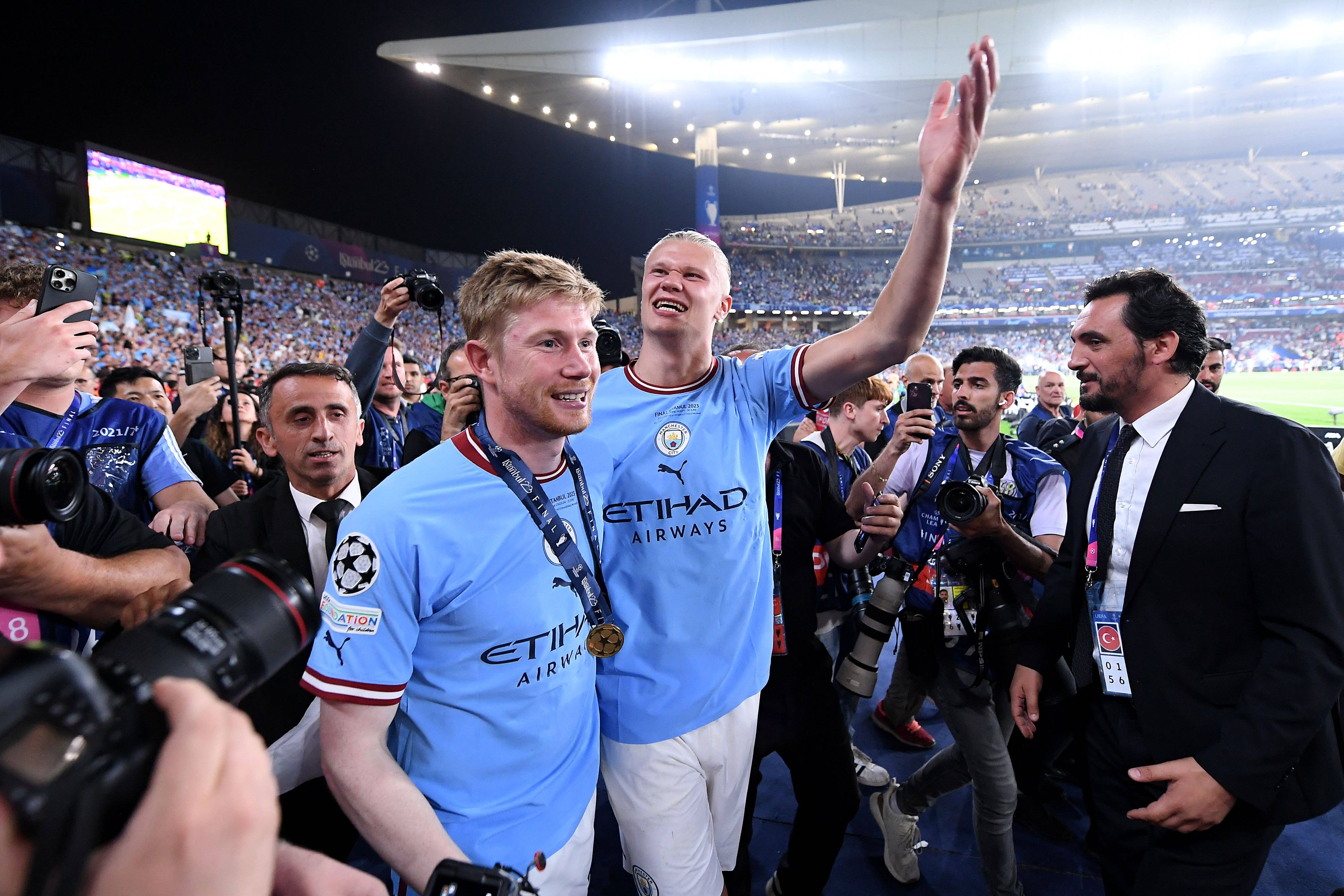 De Bruyne feiert mit Haaland.