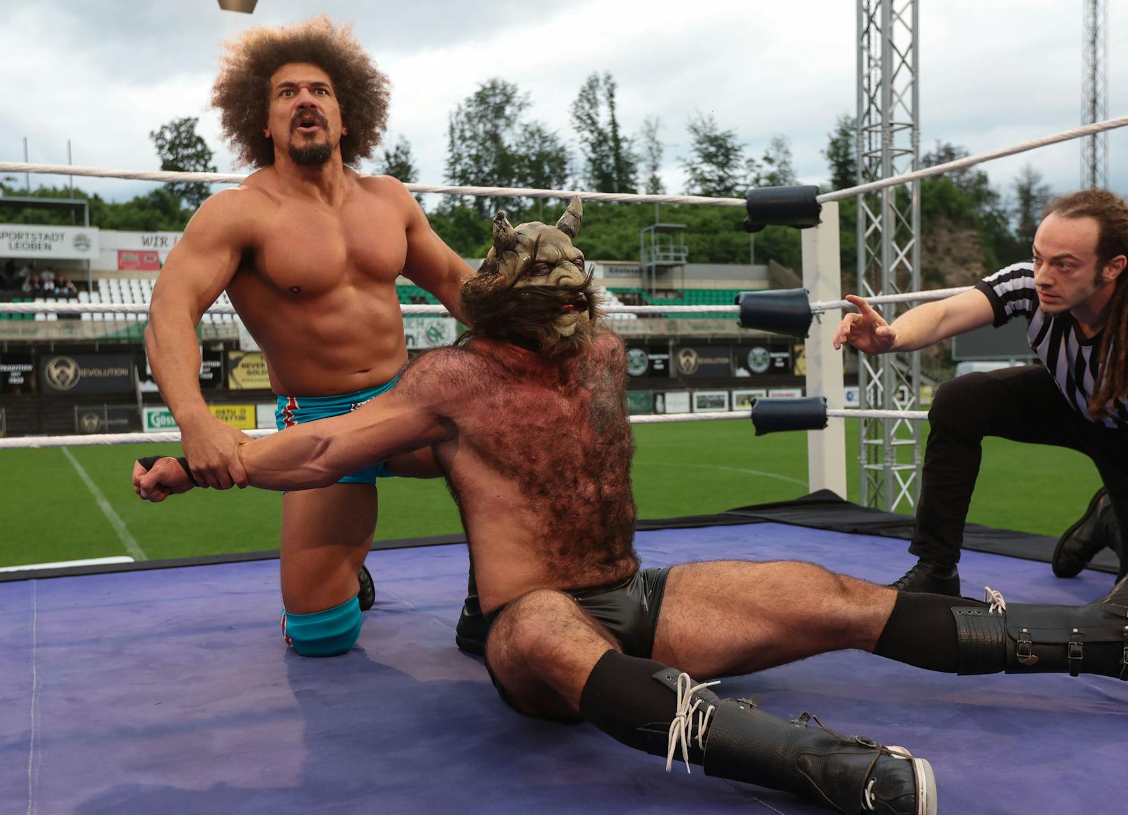 Der ehemalige WWE-Intercontinental-Champion Carlito gegen den Krampus