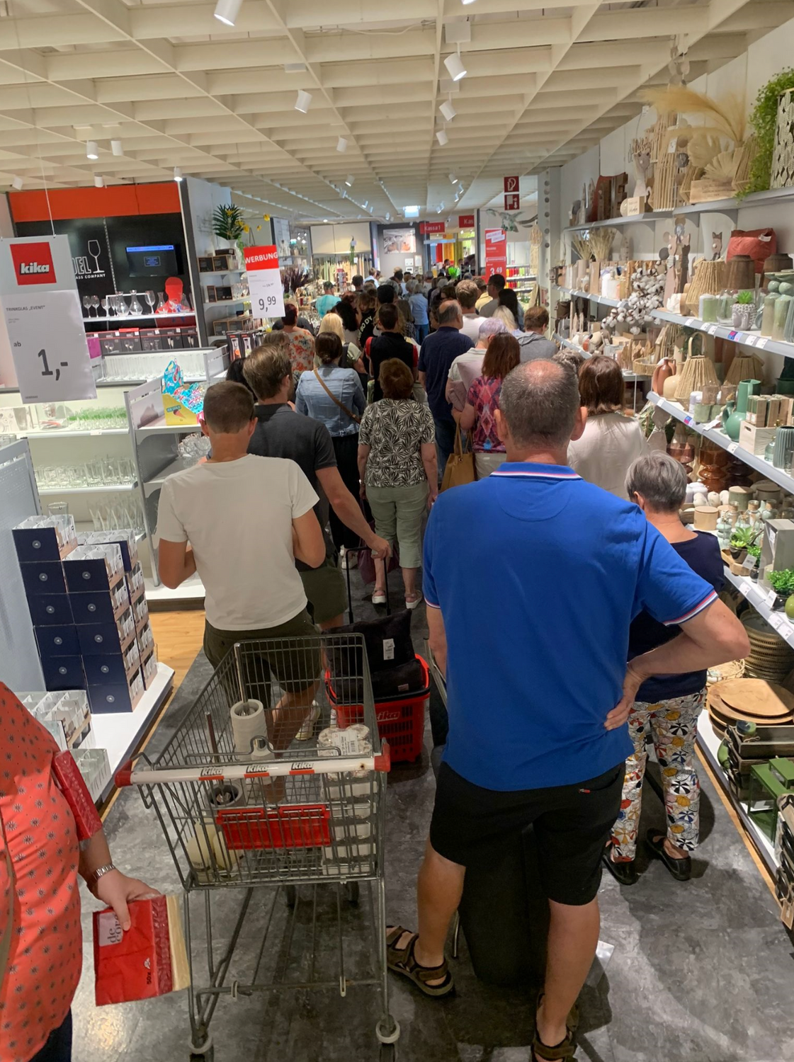 Kunden stürmten kika/Leiner-Filialen.