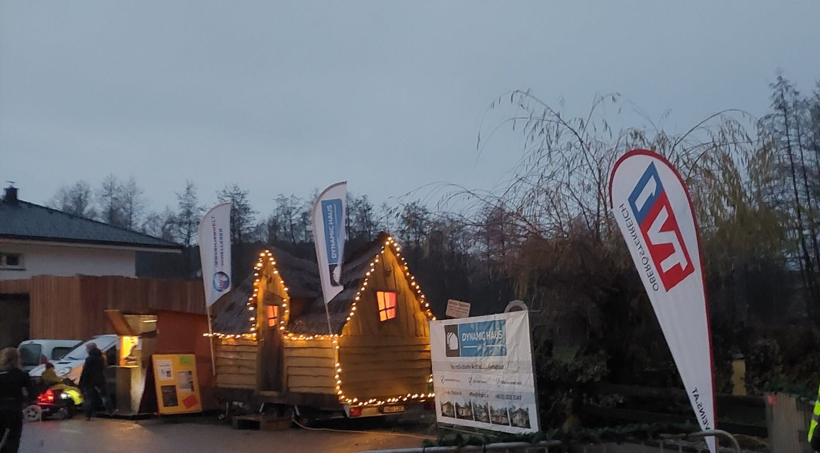 Vor rund einer Woche wurde das Holzhaus mit Anhänger gestohlen. Die Polizei ersucht um weitere Hinweise.