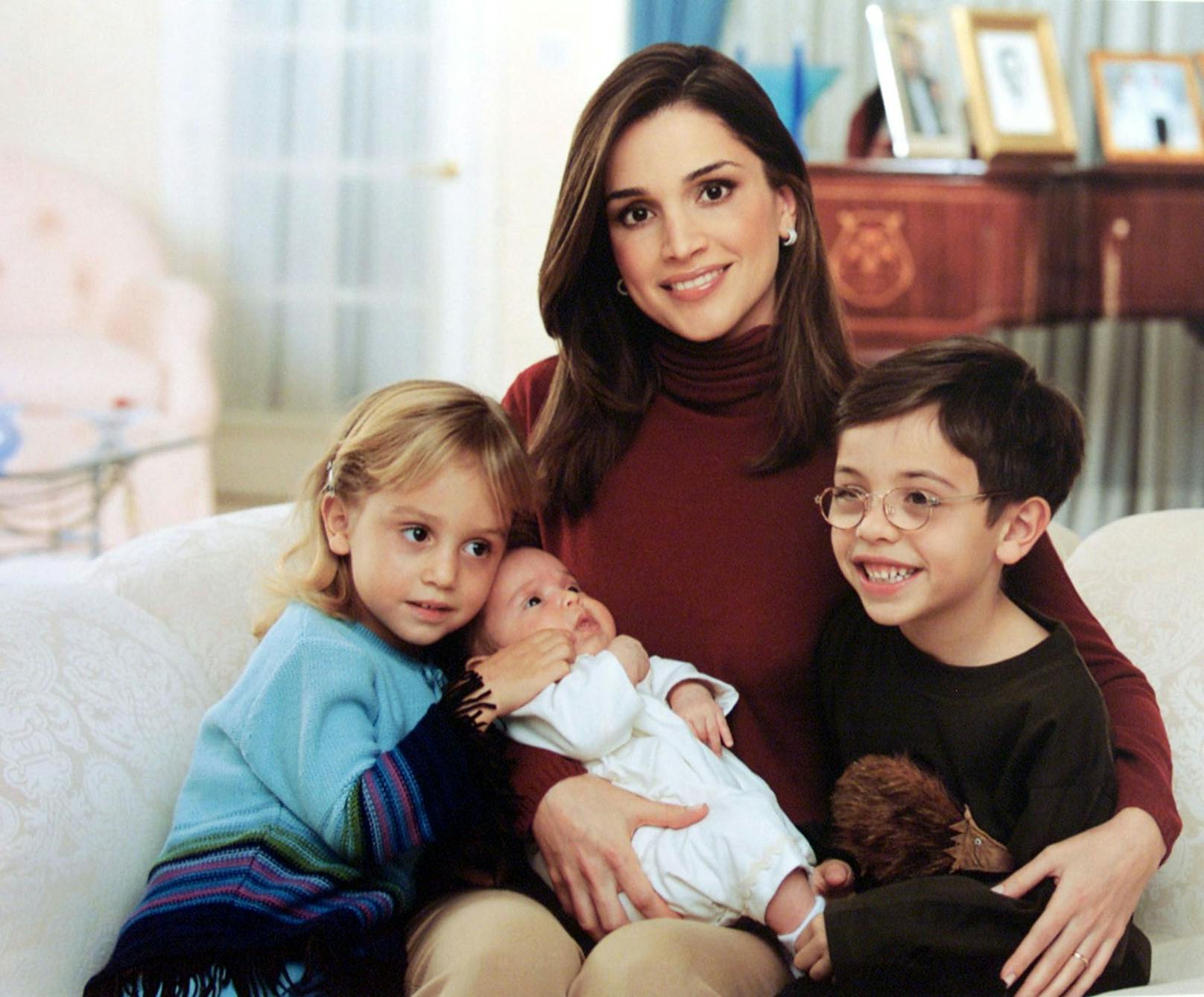 Stolze Mutter: Die jordanische Königin mit ihren Kindern Kronprinz Hussein und Prinzessin Iman kurz nach der Geburt von Tochter Salma im Jahr 2000.